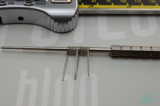 Les outils indispensables&nbsp;  1 ou 2 Gabarit de 3 mm de diam&egrave;tre, une pince coupante pour couper les c&acirc;bles, Tweezers ou pinces avec embout c&eacute;ramique pour pr&eacute;parer les coils, 1 tournevis plat. Une paire de ciseaux pour couper le coton.  Outils optionnels&nbsp;: 1 Cotton Hook 1 Tab